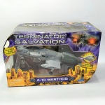 COLECIONISMO - AVIÃO A-10 WARTHOG (NAVE DE AÇÃO) EXTERMINADOR DO FUTURO - fabricação Playmates (TERMINATOR SALVATION A-10 WARTHOG) - Distribuído pela GULLIVER. Na embalagem original que mede aprox. 33 x 20 x 13,5 cm. Terminator Salvation (O Exterminador do Futuro - A Salvação): É o quarto filme da franquia The Terminator, com o ator Christian Bale como John Connor o futuro líder da resistência e Sam Worthington como o ciborgue Marcus Wright. O filme também apresenta um Kyle Reese do primeiro The Terminator como um adolescente, interpretado por Anton Yelchin, além de mostrar a origem do T-800. Terminator Salvation é ambientado no ano de 2018 e tem como eixo do enredo a guerra entre a humanidade e a Skynet.  Referência: https://www.ebay.com/itm/145925185628