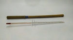 COLECIONISMO - ANTIGO TERMÔMETRO INDUSTRIAL marca APOLO, protegido por embalagem de papelão. O termômetro mede aprox.29,5 cm. A embalagem mede aprox. 30,7 cm.