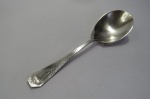 COLHER VINTAGE - fabricada pela Rogers Bros. - 1847 XS com banho triplo de prata, `como encontrada`. Esta colher mede aproximadamente 22,5 cm de comprimento. Não a polimos, deixando a escolha de polir ou não a cargo do novo proprietário. `1847 Rogers Bros.` não é um nome de irmãos, mas sim um nome de marca e uma data de fundação usada pela empresa International Silver Company (ISC) na sua linha de talheres e produtos de prata. A marca `1847` refere-se ao ano em que a Rogers Brothers foi fundada, e não à data de fabrico dos produtos. A International Silver Company (ISC) adquiriu a Rogers Brothers em 1898 e, desde então, usa a marca `1847 Rogers Bros.` - WIKIPÉDIA. 