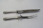 ANTIGO CONJUNTO: FACA e GARFO TRINCHANTE - Fabricação ROGERS BROS. Não a polimos, deixando a escolha de polir ou não a cargo do novo proprietário. Apresenta pontos de ferrugem na lâmina da faca e no garfo. `1847 Rogers Bros.` não é um nome de irmãos, mas sim um nome de marca e uma data de fundação usada pela empresa International Silver Company (ISC) na sua linha de talheres e produtos de prata. A marca `1847` refere-se ao ano em que a Rogers Brothers foi fundada, e não à data de fabrico dos produtos. A International Silver Company (ISC) adquiriu a Rogers Brothers em 1898 e, desde então, usa a marca `1847 Rogers Bros.` - WIKIPÉDIA. 