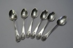 LOTE com 06 (seis) COLHERES DE SOBREMESA - Fabricação ROGERS BROS. Ca `1847 Rogers Bros.` não é um nome de irmãos, mas sim um nome de marca e uma data de fundação usada pela empresa International Silver Company (ISC) na sua linha de talheres e produtos de prata. A marca `1847` refere-se ao ano em que a Rogers Brothers foi fundada, e não à data de fabrico dos produtos. A International Silver Company (ISC) adquiriu a Rogers Brothers em 1898 e, desde então, usa a marca `1847 Rogers Bros.` - WIKIPÉDIA. Cada colher mede aprox. 13 centímetros de comprimento.  