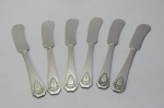 LOTE com 06 (seis) FACAS / ESPÁTULAS para MANTEIGA - Fabricação ROGERS BROS. Ca `1847 Rogers Bros.` não é um nome de irmãos, mas sim um nome de marca e uma data de fundação usada pela empresa International Silver Company (ISC) na sua linha de talheres e produtos de prata. A marca `1847` refere-se ao ano em que a Rogers Brothers foi fundada, e não à data de fabrico dos produtos. A International Silver Company (ISC) adquiriu a Rogers Brothers em 1898 e, desde então, usa a marca `1847 Rogers Bros.` - WIKIPÉDIA. Cada faca aprox. 14,5 centímetros de comprimento. Em uma faca existe um teste negativo de prata de lei.