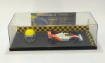 COLECIONISMO - AYTORN SENNA - Miniatura + Capacete (Diorama). Miniatura da McLAREN HONDA MP4/4 escala 1:43 e o CAPACETE do nosso Campeão Ayrton Senna. Expostos em um Blister que mede aprox. 24,5 x 9,5 x 7,5 centímetros.