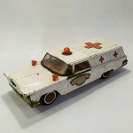 COLECIONISMO BONZO - AMBULÂNCIA de LATA da marca BONZO, movida à fricção (Funcionando), em ótimo estado de conservação. Mede aprox. 29,5 cm de comprimento. Com marcas do tempo. Ausência do Para-choque (grade) dianteira