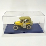 COLECIONISMO VEÍCULOS DO TINTIM 01 (TINTIN) AU CONGO. Escala 1:43 no Blister original. As Aventuras de Tintim é o título de uma série de histórias em quadrinhos criada pelo autor belga Georges Prosper Remi, mais conhecido como Hergé, em 1929. O herói das séries é o personagem epônimo Tintim, um repórter e aventureiro belga. Ele é auxiliado em suas aventuras desde o início por seu fiel cão Milu. Wikipédia