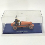 COLECIONISMO VEÍCULOS DO TINTIM 02 (TINTIN) LES CIGARES DU PHARAON. Escala 1:43 no Blister original. As Aventuras de Tintim é o título de uma série de histórias em quadrinhos criada pelo autor belga Georges Prosper Remi, mais conhecido como Hergé, em 1929. O herói das séries é o personagem epônimo Tintim, um repórter e aventureiro belga. Ele é auxiliado em suas aventuras desde o início por seu fiel cão Milu. Wikipédia