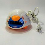 COLECIONISMO - RÁDIO RELÓGIO NAVE ESPACIAL - Little Tikes Rádio Relógio Digital Nave Espacial Luz Noturna KSL2006 AM FM Alarme, Funcionando. Fabricado em Agosto de 2004. Utiliza Energia Elétrica ou Bateria de 9 volts. Diâmetro inferior mede aprox. 17 centímetros. Pequenas marcas de uso.