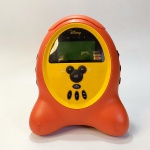 COLECIONISMO - RÁDIO RELÓGIO do MICKEY MOUSE DISNEY MD2774 - Rádio relógio digital com despertador FM AM. Funcionando. Utiliza Energia Elétrica ou com 02 pilhas palito (Tipo AAA). Apresenta marcas de uso. Mede aprox. 17 cm de altura. Apresenta danos na haste que abre o compartimento das pilhas.