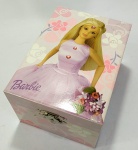 COLECIONISMO - BARBIE - CAIXA DE MÚSICA / PORTA JÓIAS. Ao abri-la surge uma boneca dançando. Mede aprox. 15 x 10,5 x 8,5 cm.