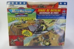 COLECIONISMO (01) - MICRO MACHINES MILITARY - ZONAS DE BATALHA (BATTLE ZONES) - DESTRUIÇÃO DA PONTE. Distribuído pelos Brinquedos Estrela. Na caixa fechada com fitas adesivas, sem indícios de rompimento. A caixa mede aprox. 23 x 18 x 6,5 cm. Fabricação GALLOB.