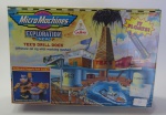 COLECIONISMO (03) - MICRO MACHINES - EXPLORAÇÃO NO MAR - PLATAFORMA DE PERFURAÇÃO DO TEX (EXPLORATION SEA - TEX`S DRILL DOCK). Distribuído pela GULLIVER. Na caixa fechada com fitas adesivas, sem indícios de rompimento. A caixa mede aprox. 28 x 19 x 08 cm. Fabricação GALLOB.
