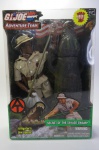COLECIONISMO - BONECO GI JOE caçando um JACARÉ - SECRET OF THE SAVAGE SWAMP (Equipe de aventura GI Joe, Segredo do Pântano Selvagem, Versão afro-americana). Escala 1/6 na caixa lacrada com fita adesiva sem vestígios de rompimento. A caixa mede aprox. 32 x 21,5 x 7,5 cm. Referência: https://www.ebay.com/itm/176853735967