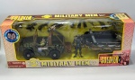 COLECIONISMO MILITAR - JIPE (JEEP) E BOTE COM CARRETA + 02 MILITARES E INÚMEROS ACESSÓRIOS (TIGER SQUAD - SOLDIER FORCE MILITARY MEN PLAY SET). Na caixa original fechada com fita adesiva sem vestígios de rompimento. Fabricação CHAP MEI - Vendido pela PBKIDS. As figuras medem cerca de 09 centímetros de altura. A caixa mede aprox. 47 x 18 x  11 cm. 