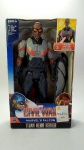 COLECIONISMO - BONECO MARVEL`S FALCON da série TITAN HERO - CAPTAIN AMERICA CIVIAL WAR - Funcionando com Pilhas. Falas em Português. Anteriormente vendido pela RiHappy. Fabricado pela HASBRO. Completo. O Boneco está solto no interior da caixa, o mesmo ocorrendo com as asas. Está sem a proteção transparente  frontal. A caixa mede aprox. 30cm de altura.