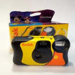 MÁQUINA FOTOGRÁFICA KODAK, na caixa original e sem uso. Na caixa constatamos as figuras do Mickey, da Minie e do Pluto ícones da Disney.