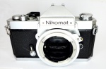 Colecionismo / máquina fotográfica - (JL-01) . Câmera Nikomat FT2, penúltima câmera da famosa e excelente linha Nikomat/Nikkormat, lançada em 1975 e permanecendo até 1977, com a introdução do último modelo desta série, como disse, lançado em 1977. Esta câmera em leilão foi destinada ao mercado japonês, daí o nome `Nikomat`, as peças vendidas no resto do mundo se denominavam `Nikkormat`. A câmera está com o obturador (totalmente mecânico) funcionando, inclusive nas velocidades baixas. A parte eletrônica (apenas o fotômetro) não foi testado, portanto é vendido como `não operacional`. Poderá ser enviado dois vídeos, mostrando o funcionamento do obturador (velocidade de 1 segundo) e o self timer (bastante macio), basta os interessados solicitarem os mesmos ao Tunel do Tempo. Câmera vendida no estado em que se encontra e de acordo com as fotos