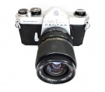 Colecionismo/Câmeras fotográficas - (JL-02) Câmera Pentax Spotmatic, com lente zoom Tron 35-75 mm F: 3,5-4,5 (lente com ligeiros fungos, não se consegui obter fotos deste fungos). A Spotmatic é uma clássica câmera dos anos 60 e 70, um ícone da fotografia. Esta câmera foi uma evolução das Pentax SV, com a qual pode compartilhar as lentes. A montagem desta máquina era na prática rosca 42 mm, o que permitia uma ampla gama de lentes, tanto originais Pentax como de outros fabricantes. Esta câmera em leilão se encontra em pleno funcionamento, tanto nas velocidades baixas como nas altas. O leilão tem disponível um pequeno vídeo, onde se mostra o funcionamento na velocidade em 1 segundo. O fotômetro não foi testado por falta de bateria, por este motivo ele é considerado como `não operante`. O estado de conservação é bom, plenamente colecionável, porém apresenta ligeiras falhas no cromado (fotos) e um ligeiro amassado junto ao visor, sem afetar o prisma (foto). Material vendido no estado em que se encontra e de acordo com a descrição, fotos e vídeos.