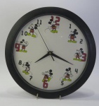 RELÓGIO de PAREDE movido à pilha (01 do tipo AA), funcionando, motivo MICKEY MOUSE. Mede aprox. 29 cm de diâmetro. Usado - Apresenta alguns riscados no acrílico frontal.