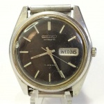 RELÓGIO de Pulso marca SEIKO AUTOMATIC, fabricado no Japão. Automático - basta balançar o relógio para seu funcionamento. Parte da pulseira foi substituída - Na pulseira consta a marca Orient. Funcionando no momento e sem garantia futura.