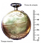 Colecionismo / Relógio - (JL-15) Rara caixa de relógio de bolso, mostrando na tampa traseira o tema da aviação, algo raro de se ver, dada a ainda novidade que eram os aviões. Caixa em metal amarelo, produção do início do século 20, apresentando a marcação `AUREA`, no desenho da tampa traseira. Tampa traseira única. Peça centenária, mas em bom estado de conservação, mas o celuloide precisa ser trocado, pois se encontra amarelado pelo tempo. A caixa mede 5,8 cm de diâmetro, sem contar a coroa. A abertura interna para o relógio gira em torno de 4,6 cm, mas as medidas não foram tomadas com instrumento de precisão. Peça de acordo com o que pode ser visto nas fotos. Atenção: só a caixa sem a máquina.