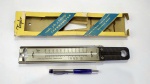 COLECIONISMO - TERMÔMETRO PARA USO DOMÉSTICO (COZINHA INDUSTRIAL) - CANDY JELLY FROSTING THERMOMETER, na embalagem original com danos, fabricado nos Estados Unidos pela TAYLOR INSTRUMENT COMPANIES. Mede aprox. 30,5 cm. 