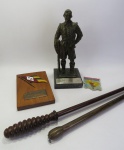 MILITARIA - ESCULTURA do REGIMENTO RAPOZO TAVARES, ao General SYSENO SARMENTA, mais PLACA DE PAREDE com o Distintivo do II Exército, em homenagem e nominal ao nominado. Acompanha o lote um Bordado do II EXÉRCITO, bem como dois BASTÕES DE COMANDO, um deles onde na extremidade superior existe uma miniatura de uma Granada e um projétil na ponta (Mede aprox. 51 cm de comprimento). O segundo Bastão é de madeira na sua totalidade e mede aprox. 70 cm. de comprimento). Siseno ou Syseno Ramos Sarmento foi um militar do Exército Brasileiro que serviu na Força Expedicionária Brasileira, atuou como interventor federal no Amazonas, comandou o II e o I Exército e encerrou a carreira como Ministro do Superior Tribunal Militar. Foi um destacado general do Exército Brasileiro, cuja trajetória militar se entrelaça com momentos cruciais da história do Brasil no século XX. Como primeiro-tenente, participou da Revolução de 1930, que levou Getúlio Vargas ao poder. Em 1932, combateu a Revolução Constitucionalista em São Paulo. Promovido a capitão em 1933 e a major em 1942, comandou o 21º Batalhão de Caçadores em Garanhuns. Durante a Segunda Guerra Mundial, liderou o 2º Batalhão do 1º Regimento de Infantaria, conhecido como Regimento Sampaio, na Campanha da Itália. Destacou-se na Batalha de Monte Castelo, onde seu batalhão teve papel crucial na vitória brasileira.