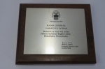 MILITARIA - PLACA DE PRESENTEAÇÃO AO MAJOR GENERAL SYSENO SARMENTO, oferecida pelo GENERAL DE BRIGADA JOHN D.  HINES (BRIGADIER GENERAL, USA COMMANDING).  Siseno ou Syseno Ramos Sarmento foi um militar do Exército Brasileiro que serviu na Força Expedicionária Brasileira, atuou como interventor federal no Amazonas, comandou o II e o I Exército e encerrou a carreira como Ministro do Superior Tribunal Militar. Foi um destacado general do Exército Brasileiro, cuja trajetória militar se entrelaça com momentos cruciais da história do Brasil no século XX. Como primeiro-tenente, participou da Revolução de 1930, que levou Getúlio Vargas ao poder. Em 1932, combateu a Revolução Constitucionalista em São Paulo. Promovido a capitão em 1933 e a major em 1942, comandou o 21º Batalhão de Caçadores em Garanhuns. Durante a Segunda Guerra Mundial, liderou o 2º Batalhão do 1º Regimento de Infantaria, conhecido como Regimento Sampaio, na Campanha da Itália. Destacou-se na Batalha de Monte Castelo, onde seu batalhão teve papel crucial na vitória brasileira.