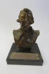 MILITARIA - BUSTO do BANDEIRANTE RAPOZO TAVARES, com placa ofertada ao Comandante Syseno Sarmento.  Siseno ou Syseno Ramos Sarmento foi um militar do Exército Brasileiro que serviu na Força Expedicionária Brasileira, atuou como interventor federal no Amazonas, comandou o II e o I Exército e encerrou a carreira como Ministro do Superior Tribunal Militar. Foi um destacado general do Exército Brasileiro, cuja trajetória militar se entrelaça com momentos cruciais da história do Brasil no século XX. Como primeiro-tenente, participou da Revolução de 1930, que levou Getúlio Vargas ao poder. Em 1932, combateu a Revolução Constitucionalista em São Paulo. Promovido a capitão em 1933 e a major em 1942, comandou o 21º Batalhão de Caçadores em Garanhuns. Durante a Segunda Guerra Mundial, liderou o 2º Batalhão do 1º Regimento de Infantaria, conhecido como Regimento Sampaio, na Campanha da Itália. Destacou-se na Batalha de Monte Castelo, onde seu batalhão teve papel crucial na vitória brasileira.