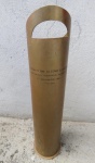 MILITARIA - ANTIGO CARTUCHO DE CANHÃO, de presenteação  ao GENERAL SYSENO SARMENTO, datado de 07 de maio de 1969, quando de sua visita ao 2o. GACos - Fortaleza de São João - Rio de Janeiro (Gravado em baixo relevo no Cartucho). Mede aprox., 73 cm de comprimento e pesa aprox. 8.360 gramas. Siseno ou Syseno Ramos Sarmento foi um militar do Exército Brasileiro que serviu na Força Expedicionária Brasileira, atuou como interventor federal no Amazonas, comandou o II e o I Exército e encerrou a carreira como Ministro do Superior Tribunal Militar. Foi um destacado general do Exército Brasileiro, cuja trajetória militar se entrelaça com momentos cruciais da história do Brasil no século XX. Como primeiro-tenente, participou da Revolução de 1930, que levou Getúlio Vargas ao poder. Em 1932, combateu a Revolução Constitucionalista em São Paulo. Promovido a capitão em 1933 e a major em 1942, comandou o 21º Batalhão de Caçadores em Garanhuns. Durante a Segunda Guerra Mundial, liderou o 2º Batalhão do 1º Regimento de Infantaria, conhecido como Regimento Sampaio, na Campanha da Itália. Destacou-se na Batalha de Monte Castelo, onde seu batalhão teve papel crucial na vitória brasileira.