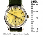 Militaria- relógio WWII - (JL-07) Raro relógio militar inglês, do período da Segunda Guerra Mundial. Trata-se de um EBEL ATP. Eugene Blum e Alice Levy, marido e mulher, uniram suas iniciais (Eugène Blum Et Lévy) para formar a marca Ebel em 1911. Por volta de 1932 a Ebel começou a criar relógios de pulso para a Cartier. Mais tarde, Ebel tornou-se parte do Grupo LVMH e depois do Grupo Movado no final de 2003.  Em leilão nós temos um relógio militar Ebel da década de 1940. A Ebel foi um dos 15 fabricantes encarregados de produzir um relógio de `Especificação` para o Exército Britânico. ATP significa Army Time Piece, sigla encontrada em relógios de pulso, de propriedade do Exército britânico, de 1939 a 1945. Outros autores especializados no tema usam o A.T.P como sendo Army Trade Pattern (ATP). A exigência dessa `especificação` ATP seria de 15 joias, sem absorção de choque, movimento de 10 1/2 a 12 linhas com mostrador prateado/branco, faixa de minutos duplos. Ponteiros luminosos, os 12 marcadores luminosos. Instalado em uma caixa resistente à água com rosca. Sua caixa de aço inoxidável de 32 mm curva-se suavemente nas alças fixas. O comprimento entre terminais de 41 mm e uma espessura de 10 mm. Relógio em pleno funcionamento e poderemos enviar um vídeo atestando o funcionamento deste relógio. Caso ele seja despachado pelos correios não há como garantir que o mesmo não venha a sofrer danos na viagem, apesar de seguir bem embalado. Material vendido no estado em que se encontra e de acordo com as fotos do anúncio.