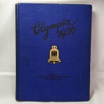 S09 - MILITARIA - OLYMPIA 1936 - LIVRO 2 DA COLEÇÃO SOBRE AS OLIMPÍADAS DE 1936, ESSE CIGARETEN ALBUM, OU ÁLBUM DE MAÇO DE CIGARROS, MUITO COMUM NA ALEMANHA NO INÍCIO DO SÉCULO PASSADO, MOSTRA EM DETALHES E EM CERCA DE 168 PÁGINAS AS OLIMPÍADAS NA ALEMANHA NO ANO DE 1936.. COMPLETO COM TODAS AS FIGURINHAS, QUE NA REALIDADE SÃO FOTOGRAFIAS, MAS COM A FOTO DO LÍDER ALEMÃO RETIRADA E ALGUMAS PALAVRAS QUE PASSARAM POR CENSURA, COM CERTEZA APÓS O TÉRMINO DA 2a GRANDE GUERRA. MUITO BOM ESTADO, COM MARCAS DO TEMPO. CAPA DURA EM TECIDO. RARO ITEM CADA DIA MAIS DIFÍCIL DE ENCONTRAR À VENDA.