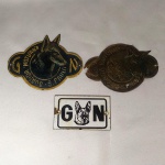S10 - MILITARIA - LOTE CONTENDO 03 PLACAS DA GUARDA NOTURNA DE SÃO PAULO, ANOS 30/40/50 - A GUARDA NOTURNA DE SÃO PAULO FOI CRIADA EM 02/03/1934 PARA A VIGILÂNCIA E POLICIAMENTO NOTURNO NA CIDADE DE SÃO PAULO, E FOI, POSTERIORMENTE, INCORPORADA À GUARDA CIVIL EM 07/08/1954. PEÇAS MUITO RARAS DE SE ENCONTRAR NESTE ESTADO DE CONSERVAÇÃO, POIS ERAM AFIXADAS NO LADO EXTERNO DAS CASAS, FICANDO SUJEITAS ÀS INTEMPÉRIES.