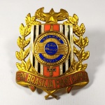 S14 - MILITARIA - INSÍGNIA / TOP DE QUEPE DA EXTINTA GUARDA CIVIL DE SÃO PAULO, fabricada em latão e esmaltem 55x65mm, com seu parafuso de fixação intacto, em perfeito estado de conservação. Linda peça!