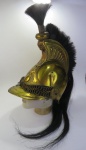MILITARIA - CAPACETE COURAÇADO FRANCÊS - Capacete de Couraçado Francês (Cuirassier)  Século XIX, Segundo Império. Este é um capacete utilizado pela cavalaria pesada do Exército Francês durante o século XIX, especialmente sob o Segundo Império Francês (18521870), durante o reinado de Napoleão III. Fabricado em metal com acabamento latonado e crina de cavalo preta, seu formato imponente e ornamentado servia tanto para proteção quanto para exibição do prestígio e da força da cavalaria imperial. O modelo tem origem nas guerras napoleônicas do início do século XIX, mas sua forma definitiva foi consolidada no período do Segundo Império. Era usado por regimentos de couraçados (cuirassiers), tradicionalmente encarregados de romper as linhas inimigas com carga pesada. A crina servia como adorno e símbolo de status, frequentemente associada a tropas de elite. Esse tipo de capacete se tornou um dos mais reconhecíveis símbolos da cavalaria europeia do século XIX, sendo usado inclusive durante a Guerra Franco-Prussiana (18701871). Atualmente, capacetes como este são altamente valorizados por colecionadores e museus, não só pela imponência estética, mas por representarem uma era em que cavalaria ainda desempenhava papel decisivo no campo de batalha. Características principais que o identificam:  Material brilhante dourado ou latão polido, típico das unidades de cavalaria pesada de elite.  Crista com crina de cavalo preta, um traço distintivo dos couraçados franceses.  Ornamentações elaboradas, com motivos florais e militaristas, como a granada em chamas na lateral (símbolo comum do exército francês).  Corrente metálica decorativa usada como jugular (proteção e fixação do capacete).  A forma arredondada e volumosa do casco remete aos capacetes usados pelos couraçados (cuirassiers), uma força de cavalaria pesada. Os couraçados franceses eram tropas de elite equipadas com armaduras e espadas longas, que lutavam montados a cavalo. Durante o Segundo Império e a Guerra Franco-Prussiana (18701871), ainda usavam armaduras parciais e capacetes como o da foto, mesmo com a crescente obsolescência frente às armas de fogo modernas.
