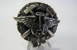 MILITARIA - EMBLEMA ou INSÍGNIA, provavelmente associado ao Exército Branco da Rússia durante a Guerra Civil Russa (1918-1921). Identificação: O emblema apresenta símbolos como martelos cruzados, uma âncora e asas, sobrepostos a uma coroa de louros e folhas de carvalho. A presença dos números `19` e `18` indicando o ano 1918. Contexto Histórico: O Exército Branco era uma coalizão de forças anti-bolcheviques que lutaram contra o Exército Vermelho durante a Guerra Civil Russa. Simbolismo: Embora não houvesse um uniforme ou insígnia singular para todo o Exército Branco, muitos de seus membros incorporavam elementos do uniforme imperial russo e símbolos como a águia bicéfala. O emblema na imagem, com seus elementos de trabalho e força, pode simbolizar a resistência e a luta contra o regime bolchevique. Composição: O Exército Branco era composto por diversos grupos, incluindo cossacos, nobres e camponeses, e possuía forças navais e terrestres. Informações colhidas na Rede Mundial de Computadores. 
