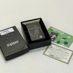 MEMORABILIA FUMAGEIRA - ISQUEIRO ZIPPO - FUTEBOL FUNDO PRETO - Na caixa original. NOVO - nunca utilizado.