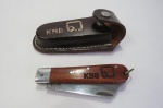 COLECIONISMO - CUTELARIA - CANIVETE promocional da empresa KSB, com Bainha de couro para cinta. Na lâmina está gravado `AÇO FORTE  AF INOX`. A KSB é hoje um dos maiores fabricantes de bombas hidráulicas no mundo e o primeiro no Brasil.