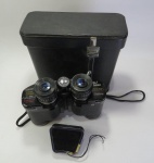 BINÓCULO marca TASCO com RÁDIO (Tasco7-15x35 zoom radio model 134 Look / Listen). No Estojo original. O Auto Falante está desconectado com fios aparentes (necessitando revisão) como também apresenta um pequeno dano na parte inferior (vide foto correspondente). As lentes necessitam limpeza. Possui um recurso de zoom que mantém a precisão de colimação e dioptria em toda a extensão. Há também dois controles giratórios na parte inferior dos alojamentos superiores do prisma, para o controle do rádio AM. O áudio é emitido por um fone de ouvido magnético e ainda funciona perfeitamente. Duas pilhas AA estão localizadas em tubos adjacentes à dobradiça de foco. Um interesse maior do que um item de refinamento óptico.