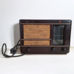 COLECIONISMO - Antigo radio valvulado Philips, modelo 312A, caixa em baquelite. Ano 1940, em ótimo estado de conservação - Funcionando. Med.: 33 x 16 x 22 cm de altura