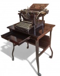 COLECIONISMO - Antiga máquina de escrever REMINGTON modelo 11,número de série RZ56513. A construção deste modelo foi iniciada em 1908 e terminou em 1926. Acompanha mesa de design industrial com rodízios conforme fotos medindo 60 x 44 x 66 cm de altura. *Máquina de escrever está sendo vendida como não-funcionando e no estado.