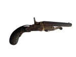 COLECIONISMO - TROXADO DAMASCO - Rara e antiga Garrucha de cano duplo c/ gatilhos originais Séc. XIX, em ferro cromado e cinzelado com coronha em madeira entalhada, compr. 18 cm. Arma obsoleta. *marcas de uso e oxidação, necessita reparos