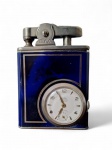 Isqueiro Alemão na marca Eclydo - anos 50, lacado em AZUL  com relógio. Med.: 4,5 x 6 cm de altura. * Pequenas falhas no verniz - NÃO TESTADO