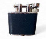 Isqueiro de mesa revestido em couro azul marinho. Med.: 2 x 7 x 7,5 cm de altura * Não testado