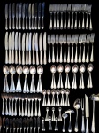 Faqueiro em prata 90 Wolff completo para 12 pessoas, total 126 peças sendo: 12 garfos, 12 garfos de peixe, 12 garfos de sobremesa, 12 colheres de sopa, 12 colheres de sobremesa, 12 colheres de chá, 12 colheres de café, 12 facas, 12 facas de sobremesa, 12 facas de peixe e 06 talheres de serviço. * Sem caixa