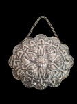 Prata de Lei - Lindo espelho de mão em prata trabalhada em alto e baixo relevo, teor 800. Med.: 11 x 9,5 x 1,0 cm. Peso total: 182g