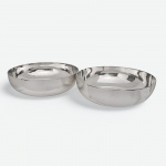 CHRISTOFLE - Par de bowls lisos, em metal espessurado à prata da renomada manufatura francesa Christofle. Ótimo estado. Med.: 17 cm de diâmetro.