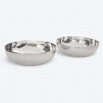 CHRISTOFLE - Par de bowls lisos, em metal espessurado à prata da renomada manufatura francesa Christofle. Ótimo estado. Med.: 14 cm de diâmetro.