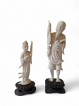 Duas esculturas em marfim oriental. Base em madeira. Med.: 9 cm e 12 cm de altura