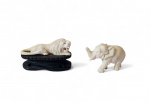 Duas esculturas miniaturas de marfim. Medidas: Leão: 5 cm de comp.; Elefante: 4 cm de comp.