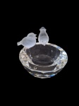 SWAROVSKI CRISTAL - Gracioso e delicado porta alianças no formato redondo, borda com pássaros em cristal fosco. Altura 5,5cm e diâmetro 8cm * Apresenta 2 pequenos bicados